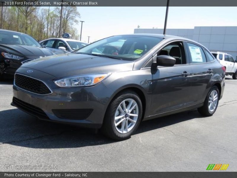 Magnetic / Charcoal Black 2018 Ford Focus SE Sedan