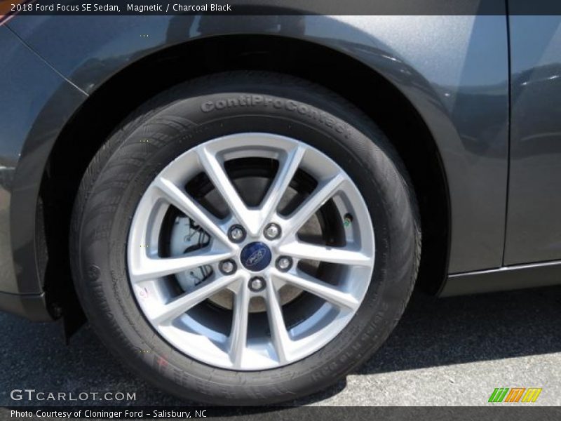 Magnetic / Charcoal Black 2018 Ford Focus SE Sedan