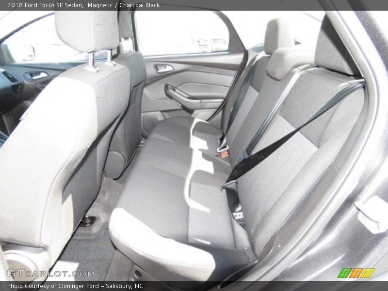 Magnetic / Charcoal Black 2018 Ford Focus SE Sedan