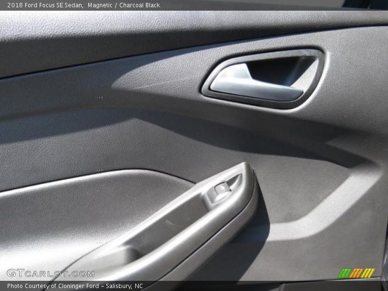 Magnetic / Charcoal Black 2018 Ford Focus SE Sedan