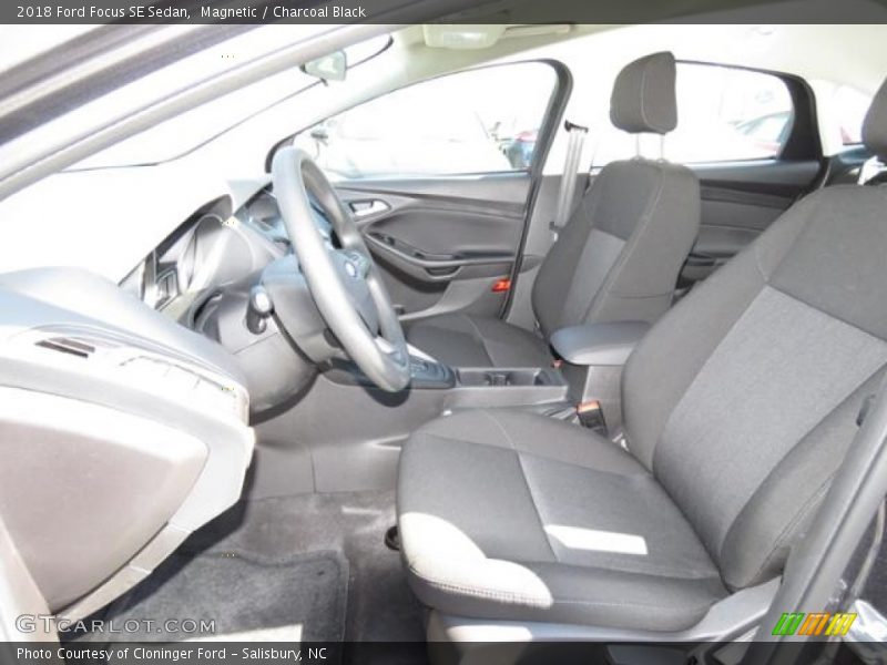 Magnetic / Charcoal Black 2018 Ford Focus SE Sedan