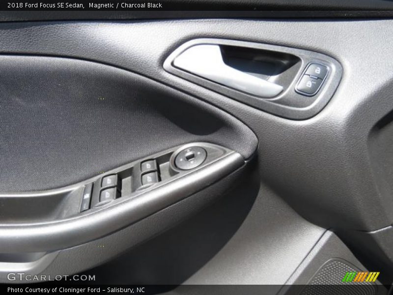 Magnetic / Charcoal Black 2018 Ford Focus SE Sedan