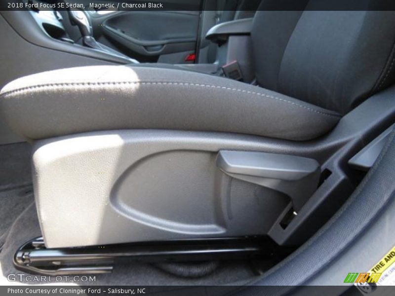 Magnetic / Charcoal Black 2018 Ford Focus SE Sedan