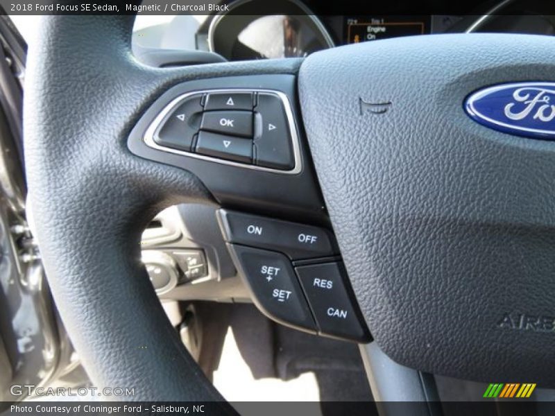 Magnetic / Charcoal Black 2018 Ford Focus SE Sedan