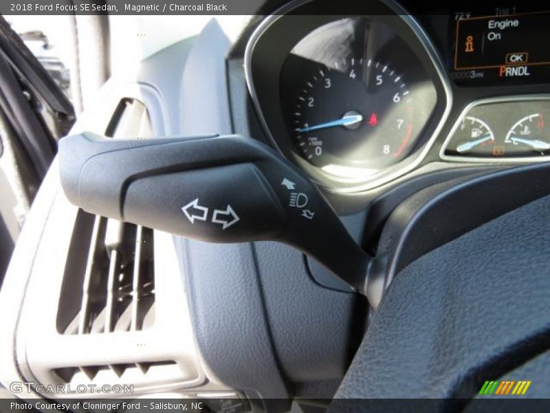Magnetic / Charcoal Black 2018 Ford Focus SE Sedan