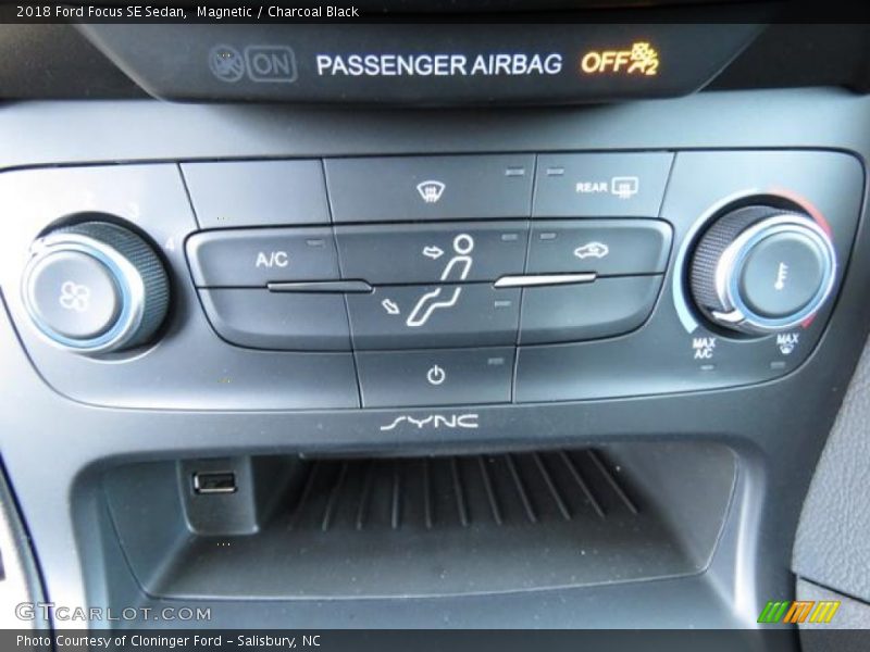 Magnetic / Charcoal Black 2018 Ford Focus SE Sedan