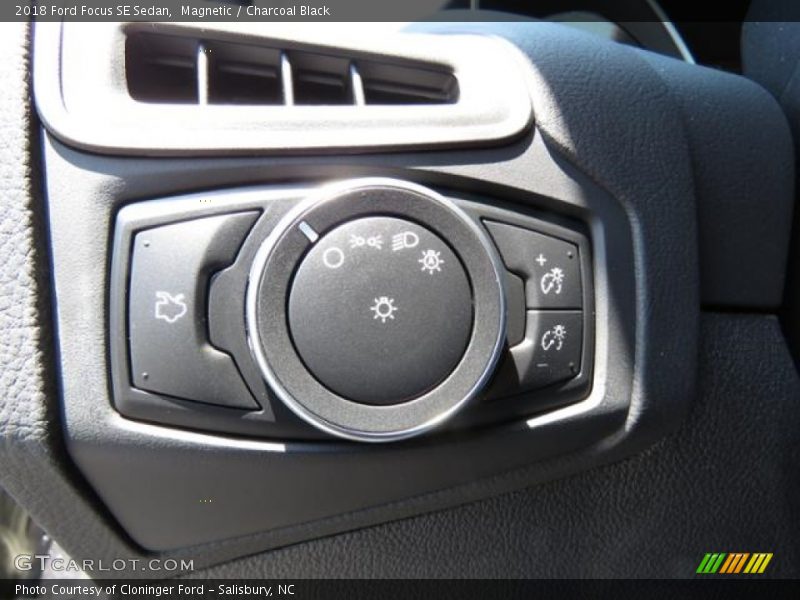Magnetic / Charcoal Black 2018 Ford Focus SE Sedan