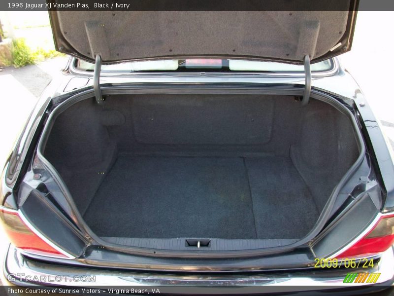 Black / Ivory 1996 Jaguar XJ Vanden Plas