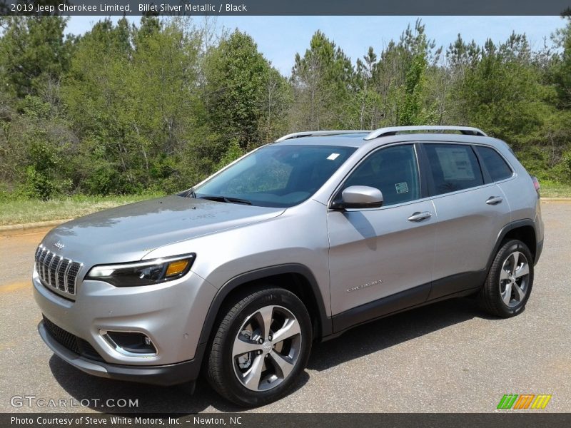 Front 3/4 View of 2019 Cherokee Limited