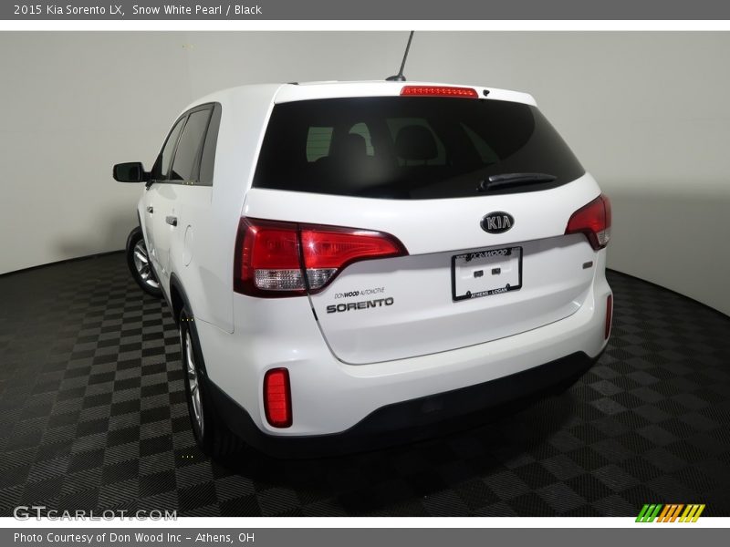 Snow White Pearl / Black 2015 Kia Sorento LX