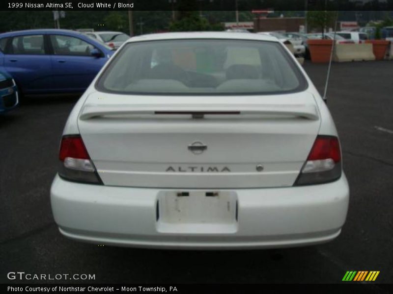 Cloud White / Blond 1999 Nissan Altima SE