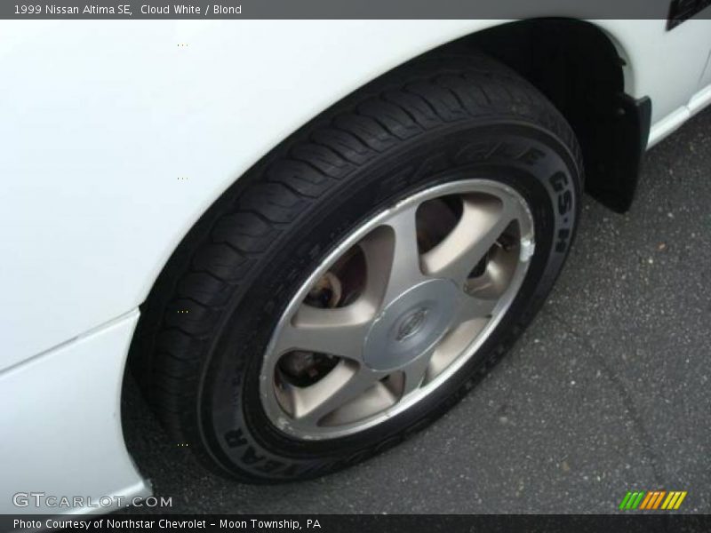 Cloud White / Blond 1999 Nissan Altima SE