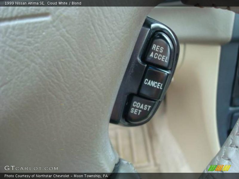 Cloud White / Blond 1999 Nissan Altima SE