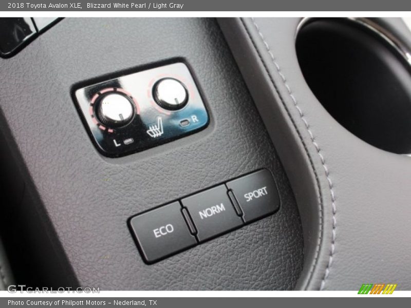 Blizzard White Pearl / Light Gray 2018 Toyota Avalon XLE