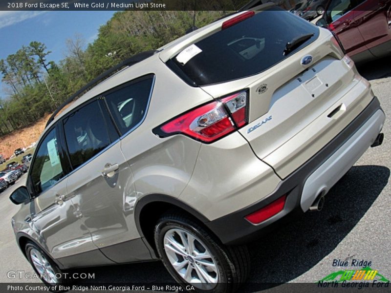 White Gold / Medium Light Stone 2018 Ford Escape SE