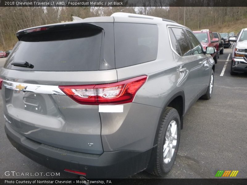 Pepperdust Metallic / Jet Black 2018 Chevrolet Traverse LT AWD