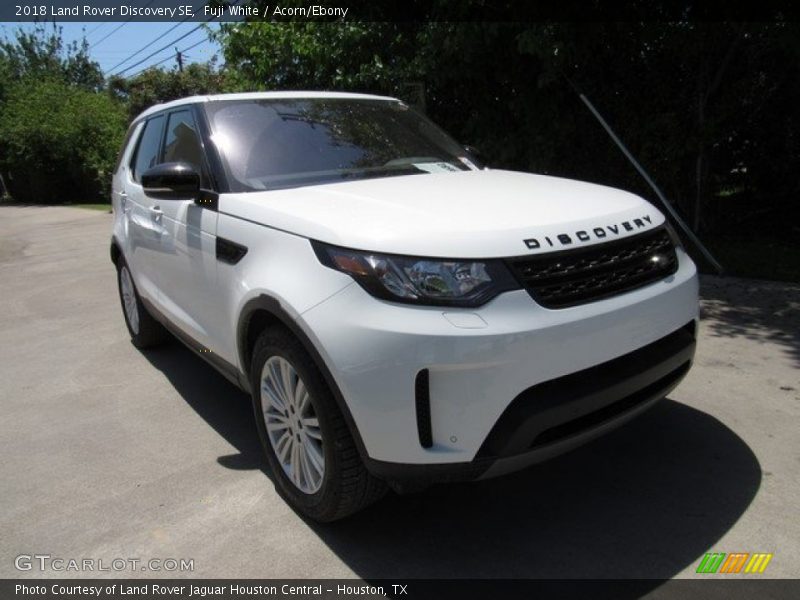 Fuji White / Acorn/Ebony 2018 Land Rover Discovery SE