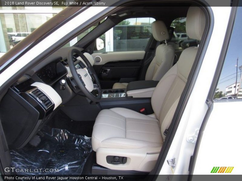 Fuji White / Acorn/Ebony 2018 Land Rover Discovery SE
