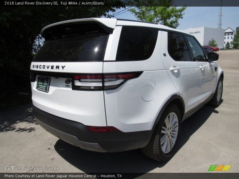 Fuji White / Acorn/Ebony 2018 Land Rover Discovery SE