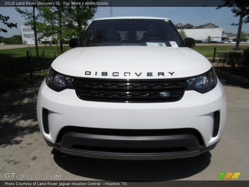 Fuji White / Acorn/Ebony 2018 Land Rover Discovery SE