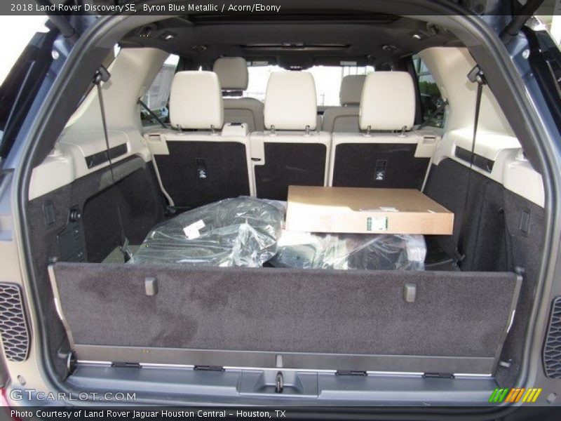 Byron Blue Metallic / Acorn/Ebony 2018 Land Rover Discovery SE