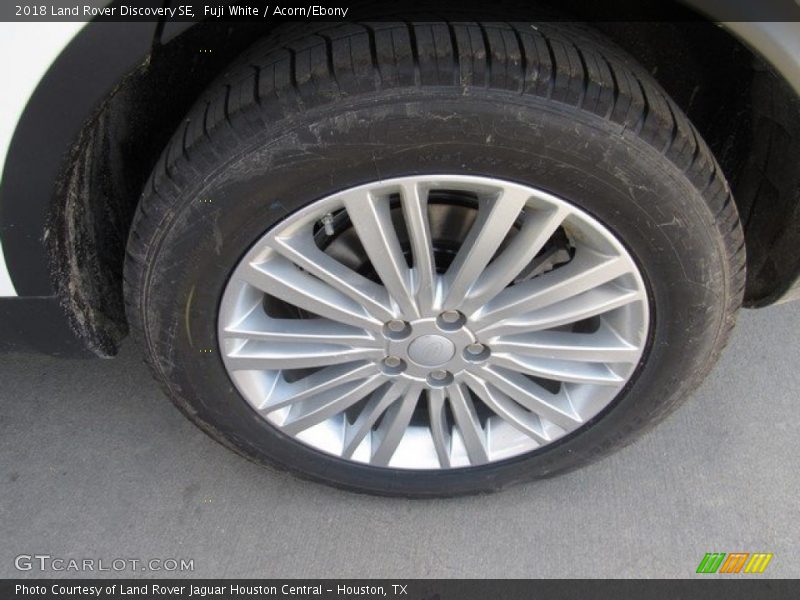 Fuji White / Acorn/Ebony 2018 Land Rover Discovery SE