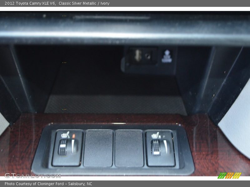 Classic Silver Metallic / Ivory 2012 Toyota Camry XLE V6