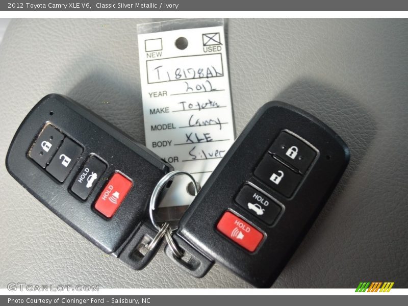 Classic Silver Metallic / Ivory 2012 Toyota Camry XLE V6