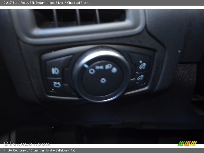 Ingot Silver / Charcoal Black 2017 Ford Focus SEL Sedan