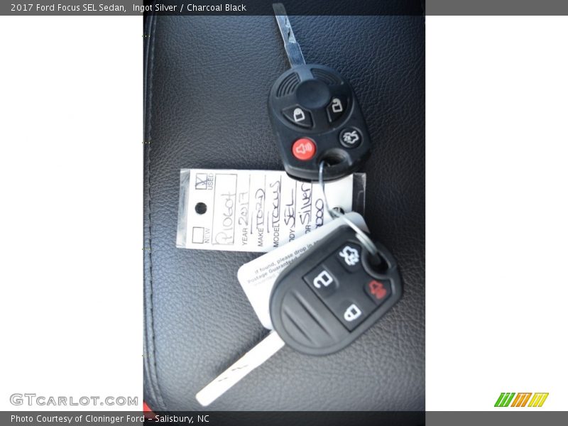 Ingot Silver / Charcoal Black 2017 Ford Focus SEL Sedan