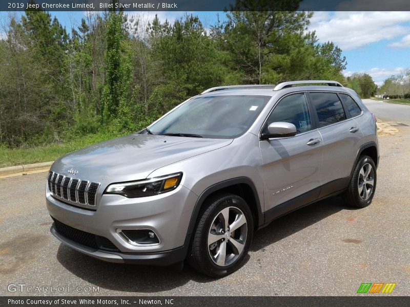 Front 3/4 View of 2019 Cherokee Limited