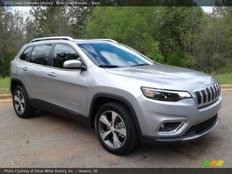 Front 3/4 View of 2019 Cherokee Limited