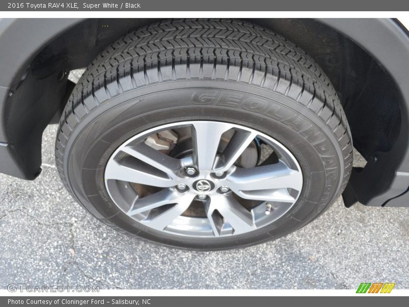 Super White / Black 2016 Toyota RAV4 XLE