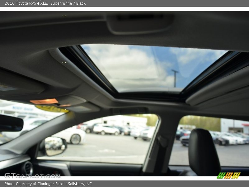 Super White / Black 2016 Toyota RAV4 XLE