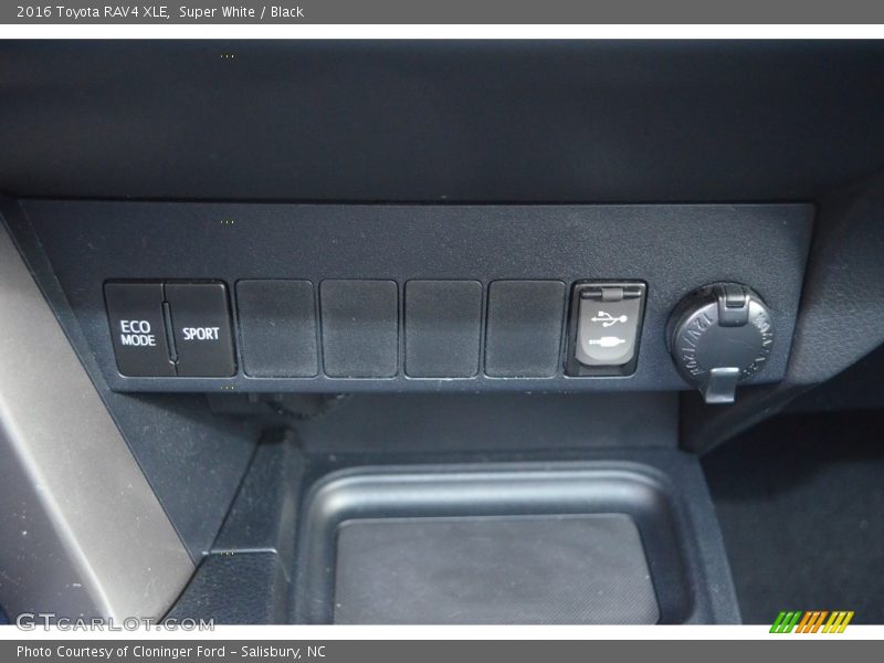 Super White / Black 2016 Toyota RAV4 XLE
