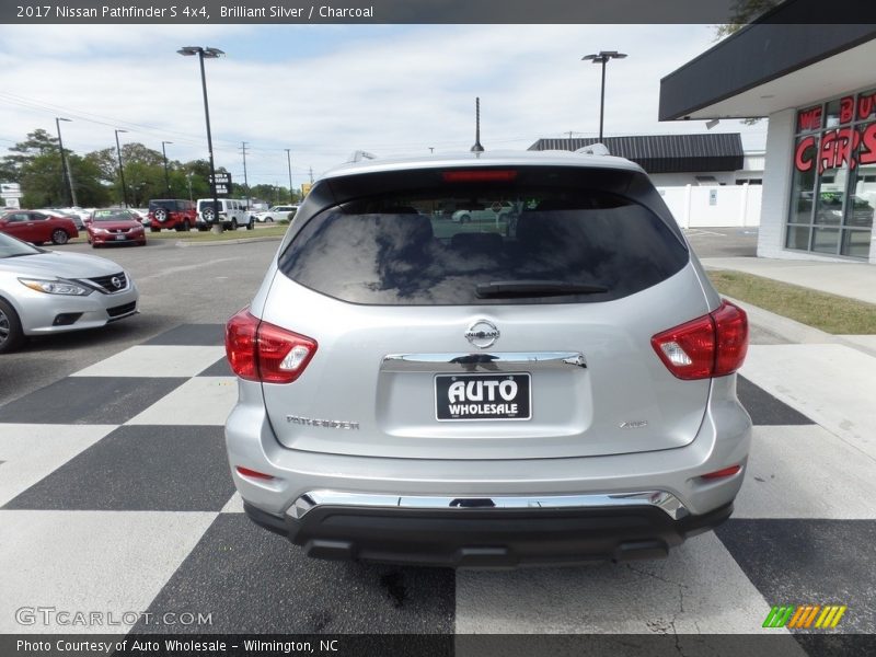 Brilliant Silver / Charcoal 2017 Nissan Pathfinder S 4x4