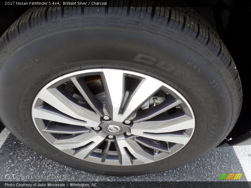 Brilliant Silver / Charcoal 2017 Nissan Pathfinder S 4x4