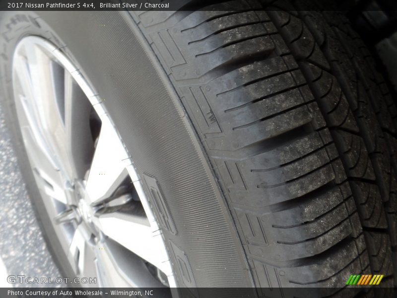 Brilliant Silver / Charcoal 2017 Nissan Pathfinder S 4x4