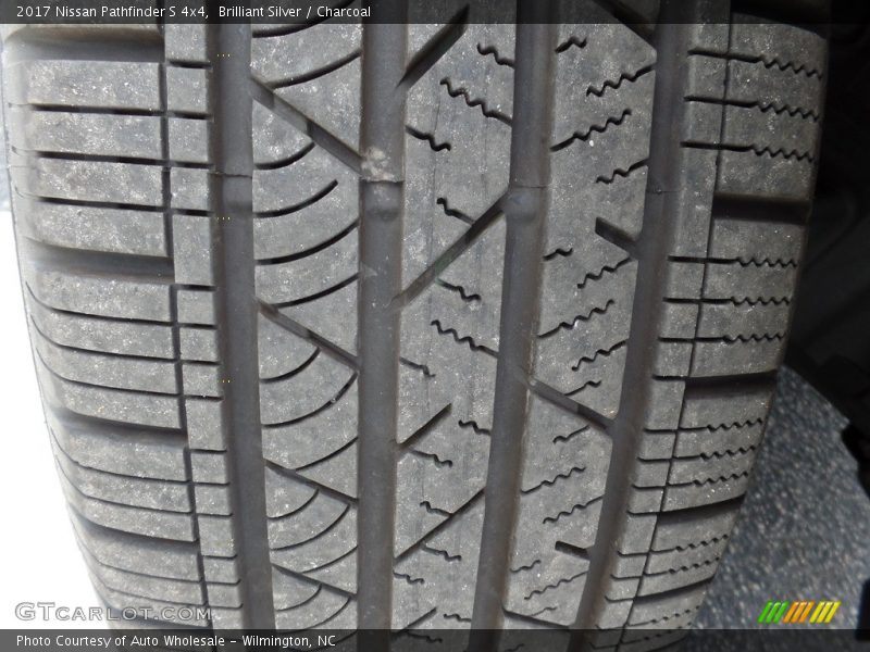 Brilliant Silver / Charcoal 2017 Nissan Pathfinder S 4x4