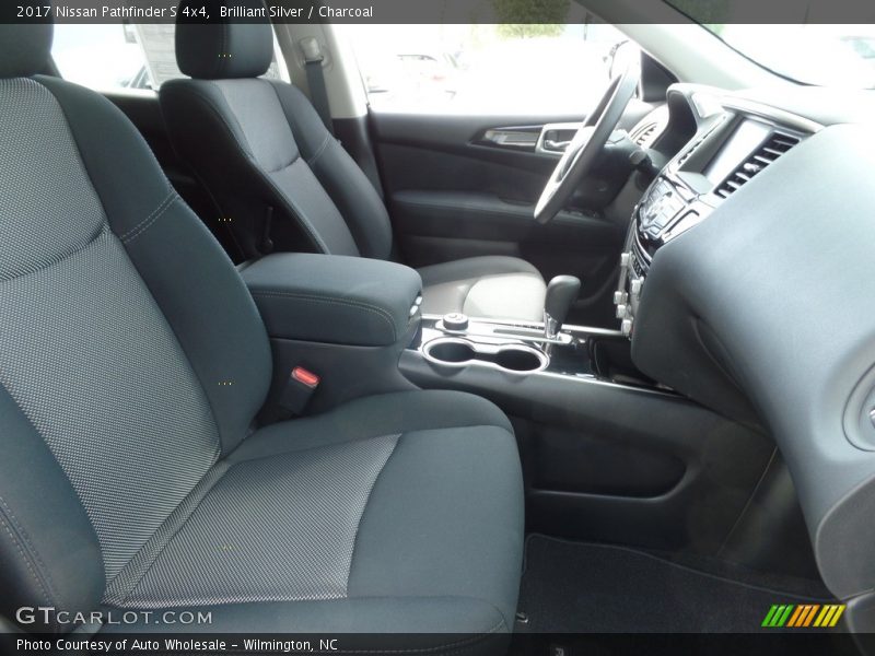 Brilliant Silver / Charcoal 2017 Nissan Pathfinder S 4x4