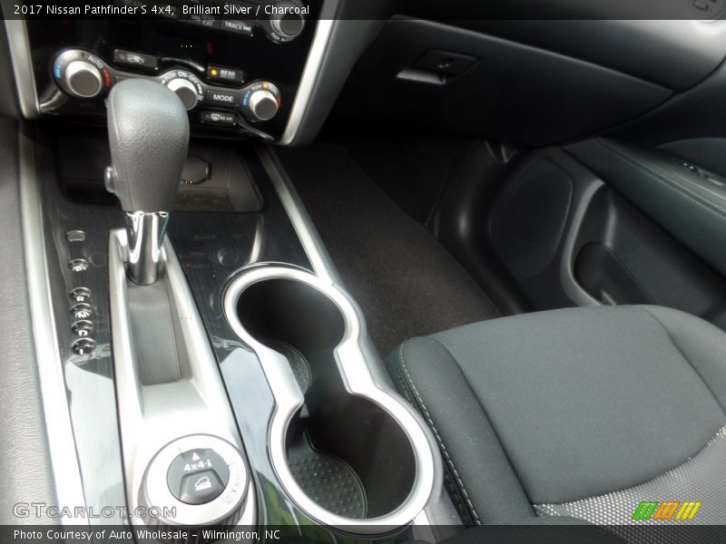 Brilliant Silver / Charcoal 2017 Nissan Pathfinder S 4x4