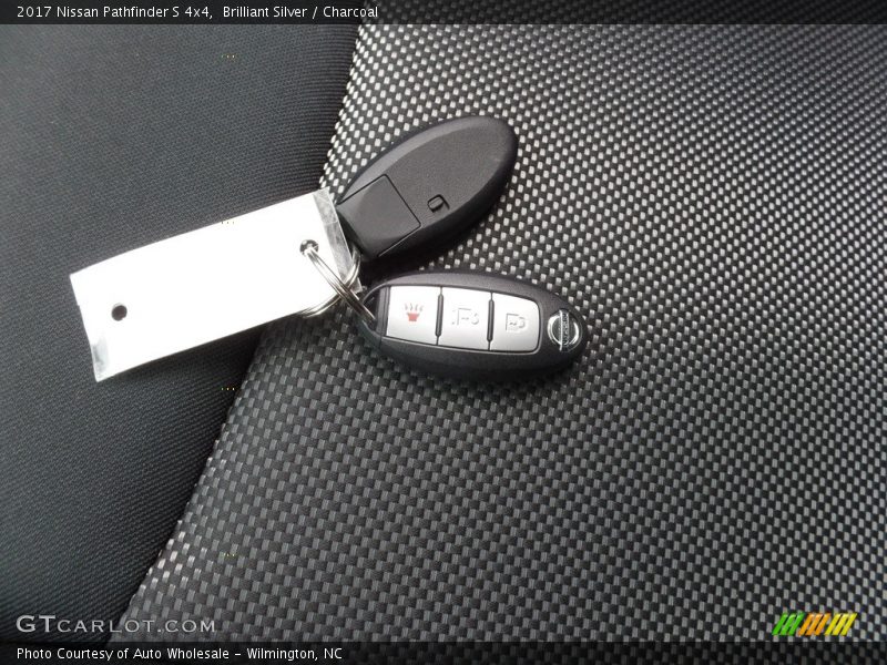 Brilliant Silver / Charcoal 2017 Nissan Pathfinder S 4x4