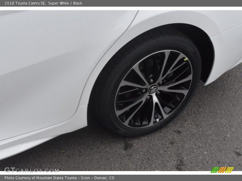 Super White / Black 2018 Toyota Camry SE