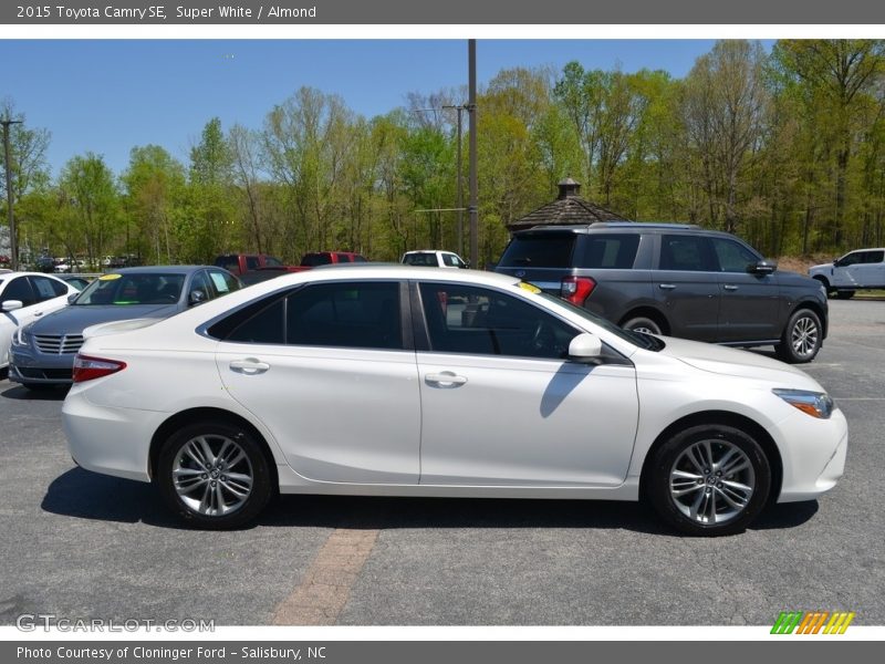 Super White / Almond 2015 Toyota Camry SE