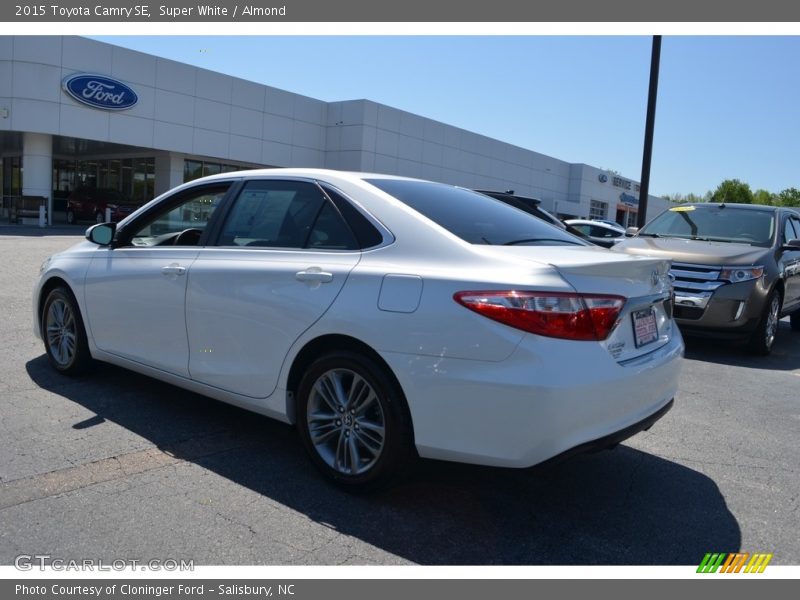Super White / Almond 2015 Toyota Camry SE