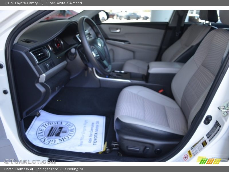 Super White / Almond 2015 Toyota Camry SE