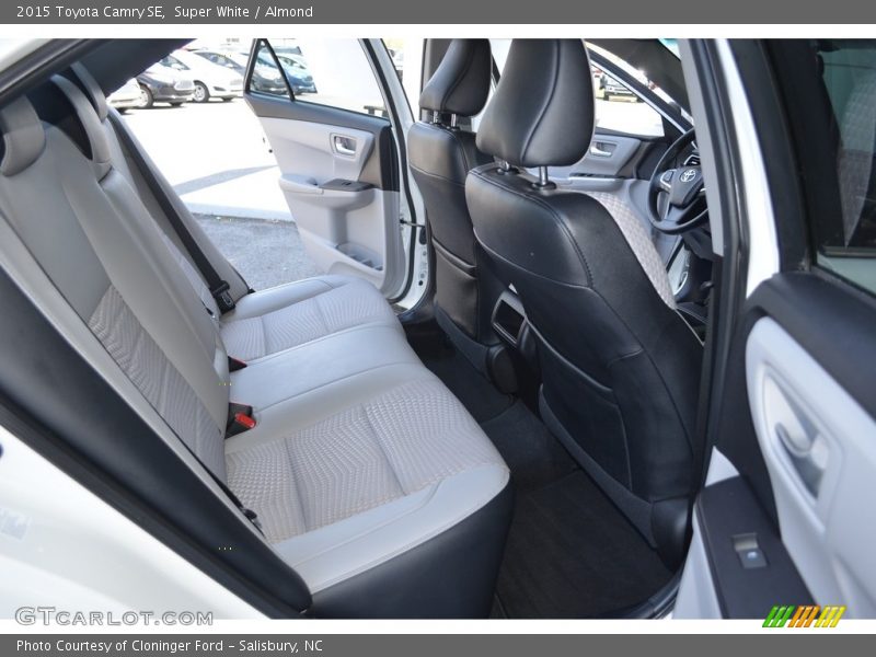 Super White / Almond 2015 Toyota Camry SE