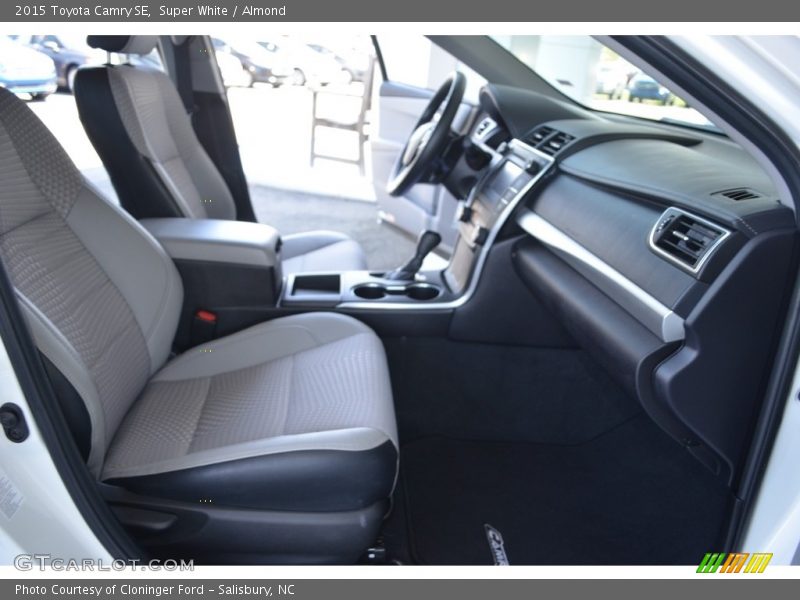Super White / Almond 2015 Toyota Camry SE