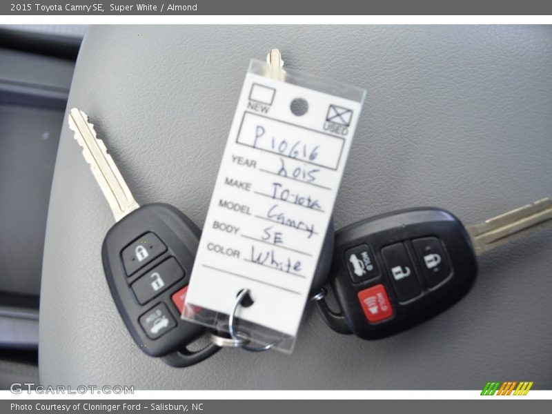 Super White / Almond 2015 Toyota Camry SE