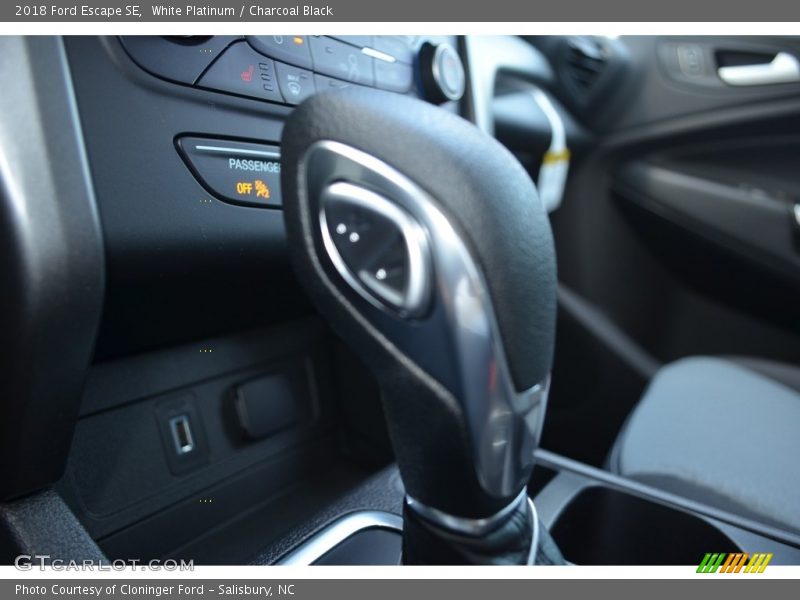 White Platinum / Charcoal Black 2018 Ford Escape SE